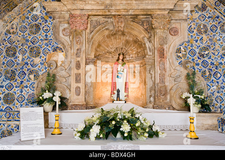 Chapelle décorée de carreaux de céramique à Fortaleza de Ponta da Bandeira Lagos et le saint patron Santa Barbara dans l'autel sont Banque D'Images