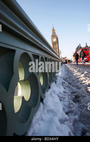 Londres : BIG BEN ET WESTMINSTER BRIDGE DANS LA NEIGE Banque D'Images