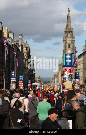 Edinburgh Festival Fringe foules le long de la royal mile Banque D'Images