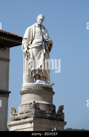Statue de Alessandro Volta portant une cravate à l'intérieur de la ville italienne de Como, Europe Banque D'Images