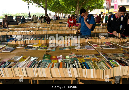 Une sélection de livres d'occasion à l'air libre Southbank Book Market, Londres Banque D'Images