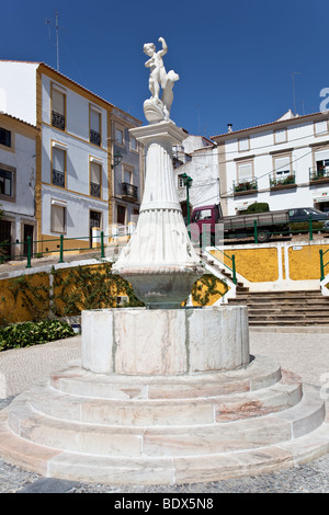 Montorinho Fontaine en Mártires da República Square, Castelo de Vide, Portugal. Fontaine du 19e siècle. Banque D'Images