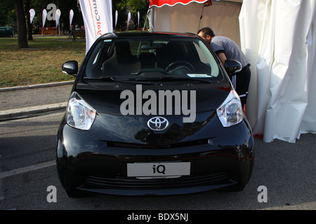 L'homme à la recherche de Black TOYOTA IQ Banque D'Images