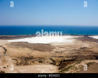 Vue aérienne de l'un des lacs de sel dans le lac salé de Larnaca, Chypre complexe. Banque D'Images