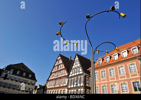 Maison à pans de bois, maisons de ville, lanterne, place du marché, Schwaebisch Gmuend, Bade-Wurtemberg, Allemagne, Europe Banque D'Images