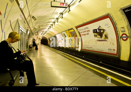 La station de métro Embankment, London, England Banque D'Images