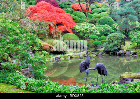 La sculpture et l'étang avec la couleur de l'automne. Les jardins japonais de Portland. Oregon Banque D'Images