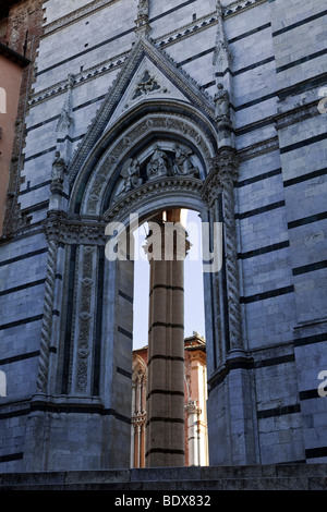 Le bar rayé en clocher de la Duomo (cathédrale) à partir de la Piazza del Duomo, Sienne, Toscane, Italie. Banque D'Images