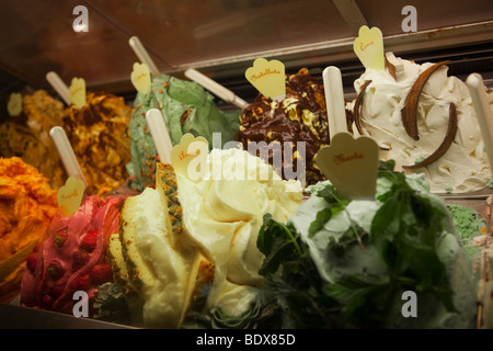 Italian ice cream shop Gelataria (plusieurs saveurs assorties de couleur) dans la fenêtre Afficher, Florence, Toscane, Italie, Europe, UNION EUROPÉENNE Banque D'Images