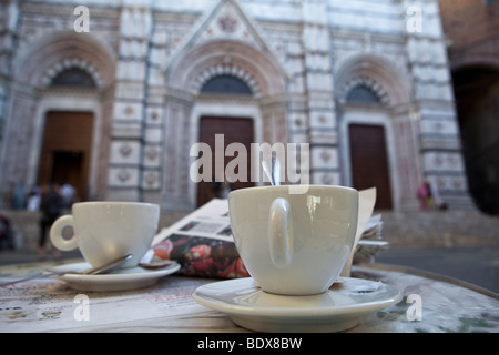 Deux tasse de café sur la Piazza del Duomo Cathédrale face à Sienne, Italie, Toscane, Italie, Europe, UNION EUROPÉENNE Banque D'Images