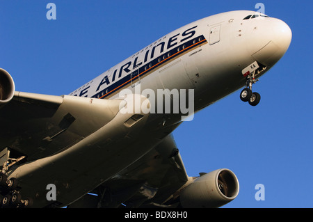 Airbus A380 exploité par Singapore Airlines en approche pour l'atterrissage à l'aéroport Heathrow de Londres, Royaume-Uni. Banque D'Images