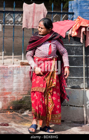 Katmandou, Népal. Femme en costume traditionnel népalais. Banque D'Images