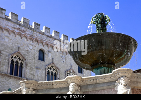 La Fontana Maggiore des marches du Duomo di San Lorenzo à la Piazza IV Novembre, Pérouse, Ombrie, Italie, Europe Banque D'Images