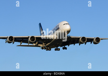 Airbus A380 exploité par Singapore Airlines en approche pour l'atterrissage à l'aéroport Heathrow de Londres, Royaume-Uni. Banque D'Images