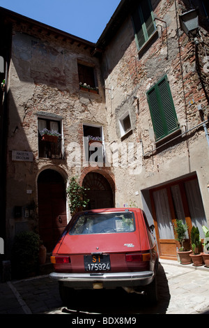 Fiat 100 dans une ancienne cour intérieure maison dans un village italien, Toscane, Italie, l'Europe méditerranéenne Banque D'Images