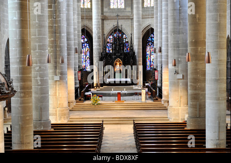 Intérieur de la nef et autel néogothique dans la salle de chant avec abside chapelles, Heilig-Kreuz-Muenster Holy Cross cathedral, Sout Banque D'Images