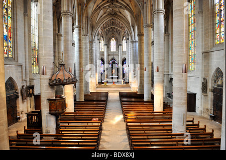 Intérieur de la nef, la fin de l'atmosphère néogothique vault réticulée et maître-autel dans le chœur avec abside, des chapelles, Heilig-Kreuz-Muenster Ho Banque D'Images