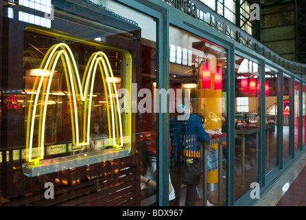 Chaîne de restauration rapide McDonald's, Hambourg, Allemagne, Europe Banque D'Images