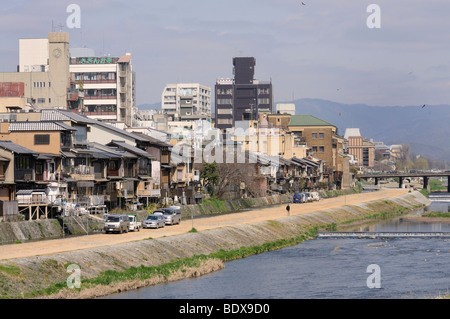 Maisons traditionnelles, un quartier de divertissement, et de gratte-ciel dans le centre de Kyoto sur la rivière Kamo, le Japon, l'Asie Banque D'Images