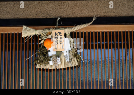 Shimenawa, paille corde suspendue au-dessus de la porte d'entrée au festival du Nouvel An, la tradition Shintoïste, Kyoto, Japon, Asie Banque D'Images