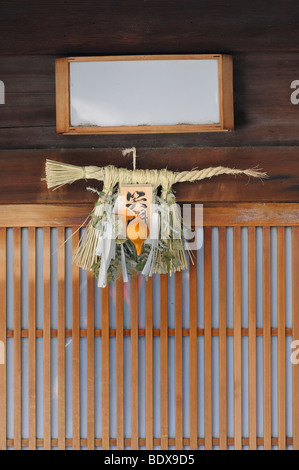 Shimenawa, paille corde suspendue au-dessus de la porte d'entrée au festival du Nouvel An, la tradition Shintoïste, Kyoto, Japon, Asie Banque D'Images