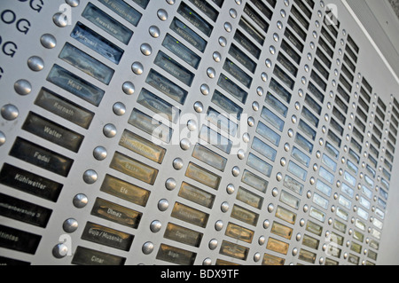 Panneau de porte d'une tour d'habitation, ville satellite de Chorweiler à Cologne, Rhénanie du Nord-Westphalie, Allemagne, Eur Banque D'Images