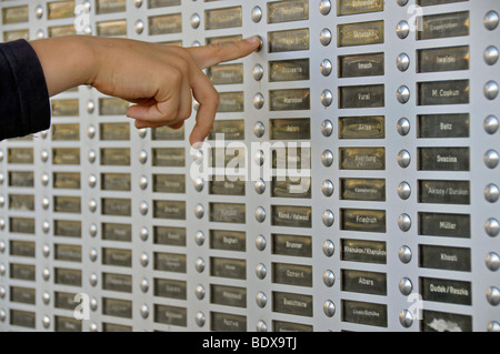 Panneau de porte d'une tour d'habitation, ville satellite de Chorweiler à Cologne, Rhénanie du Nord-Westphalie, Allemagne, Eur Banque D'Images