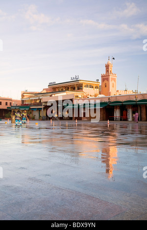 'Cafe Argana' sur la place Jemaa el-Fna, Marrakech, Maroc Banque D'Images