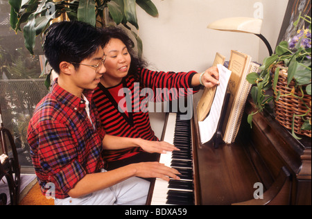 Maman enseigne la musique au garçon fun clavier compétences profitez de créer l'harmonie Banque D'Images