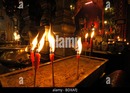 Brûler des bougies devant un autel bouddhiste chinois dans le Temple Man Mo, Hong Kong, Chine, Asie Banque D'Images