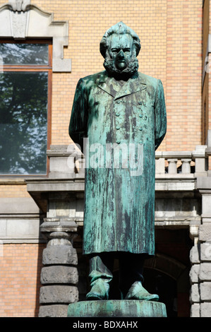 Henrik Johan Ibsen, 1828-1906, dramaturge et poète, de la sculpture au Théâtre National, Oslo, Norway, Scandinavia, Europe Banque D'Images