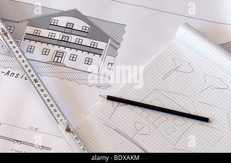 Plan d'architecture avec règle, crayon, bloc et esquisse, détail Banque D'Images