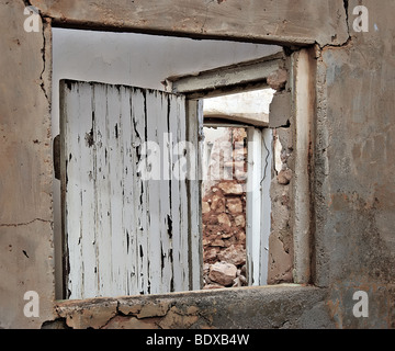 Regarder à travers la fenêtre et la porte dans les ruines Banque D'Images