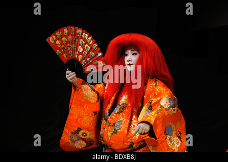 Miyako-Odori Maiko dance par un candidat Geisha au printemps, District de Gion, Kyoto, Japon, Asie Banque D'Images