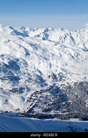 Paysage de montagnes enneigées au-dessus de la station de ski de Méribel Les 3 Vallées, Trois Vallées, Savoie, Alpes, France Banque D'Images