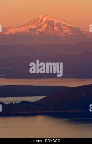 Puget Sound avec Mt. Baker au coucher du soleil Banque D'Images