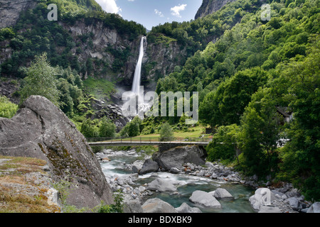 La cascade de Foroglio plonge sur la falaise de la vallée des glaciers, Val Calnegia Val Bavona, vallée latérale de la dernière t Banque D'Images