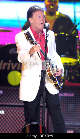 PAUL McCARTNEY sur la tournée aux USA à l'Arrowhead Pond of Anaheim, Californie, le 5 mai 2002 Banque D'Images