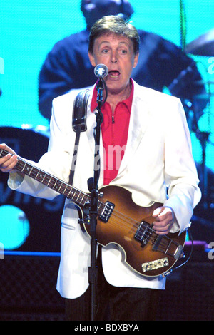 PAUL McCARTNEY sur la tournée aux USA à l'Arrowhead Pond of Anaheim, Californie, le 5 mai 2002 Banque D'Images