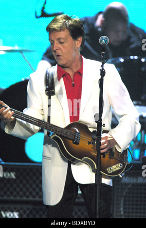 PAUL McCARTNEY sur la tournée aux USA à l'Arrowhead Pond of Anaheim, Californie, le 5 mai 2002 Banque D'Images