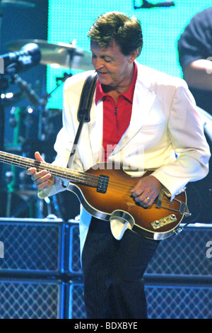 PAUL McCARTNEY sur la tournée aux USA à l'Arrowhead Pond of Anaheim, Californie, le 5 mai 2002 Banque D'Images