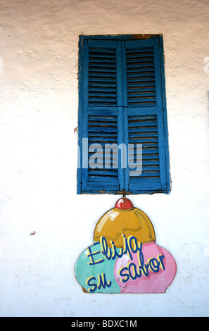 Volet en bois bleu, bar laitier. Santa Eulalia, Ibiza Banque D'Images