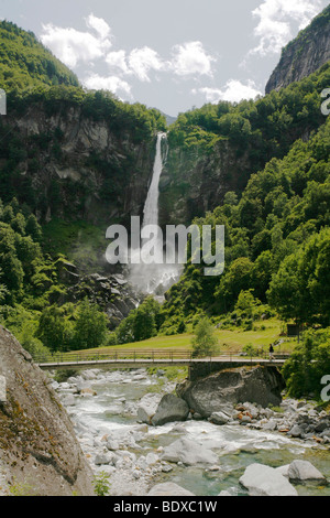 La cascade de Foroglio plonge sur la falaise de la vallée des glaciers, Val Calnegia Val Bavona, vallée latérale de la dernière t Banque D'Images