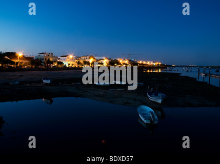 Le crépuscule tombe sur Cabanas, une jolie ville touristique clé faible sur l'est du Portugal côte de l'Algarve Banque D'Images