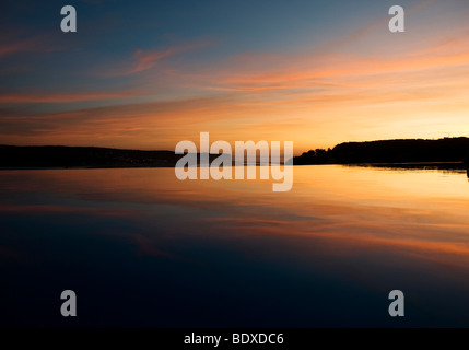 L'embouchure de la lagune d'Óbidos sur la Côte d'Argent du Portugal (Costa de Prata) au coucher du soleil, considérée dans une piscine à débordement Banque D'Images