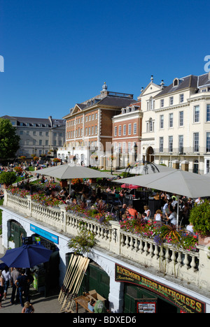 En été, les visiteurs de vous détendre sur la terrasse au bord de la rivière à Richmond-upon-Thames, London, England, UK Banque D'Images