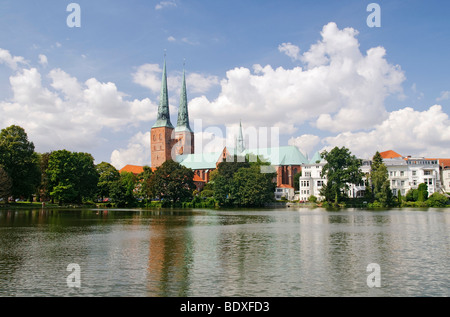 La cathédrale Dom Luebecker au Muehlenteich lake, Luebeck, Schleswig-Holstein, Allemagne, Europe Banque D'Images