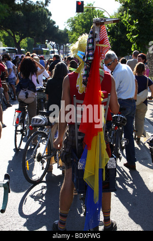 "Masse critique" Location Parade à Rome, à promouvoir l'utilisation de la voiture contre des vélos. Banque D'Images