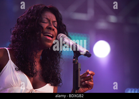 La chanteuse américaine Natalie Cole performing Live Live au coucher du soleil dans la cour du Musée National de Zurich, Suisse, Euro Banque D'Images