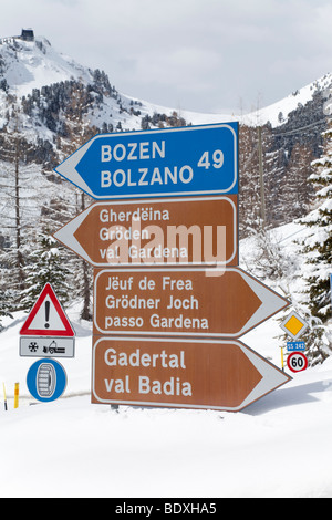 La signalisation routière sur une route de montagne en face de Sassolungo mountain, Val Gardena, Dolomites, Tyrol du Sud, Italie, Trentin-Haut-Adige Banque D'Images
